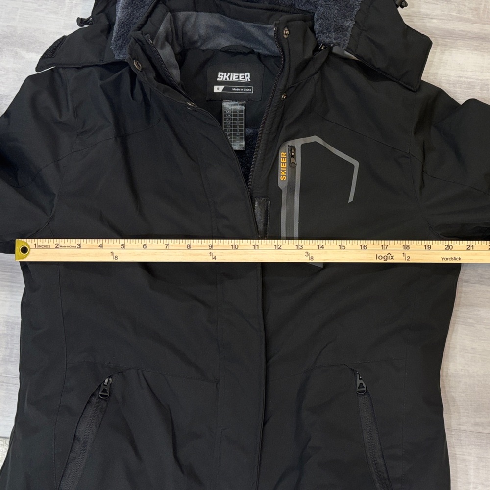 Skieer Waterproof Ski Jacket with detachable hood. Inside pockets. Size small. - Picture 9 of 10